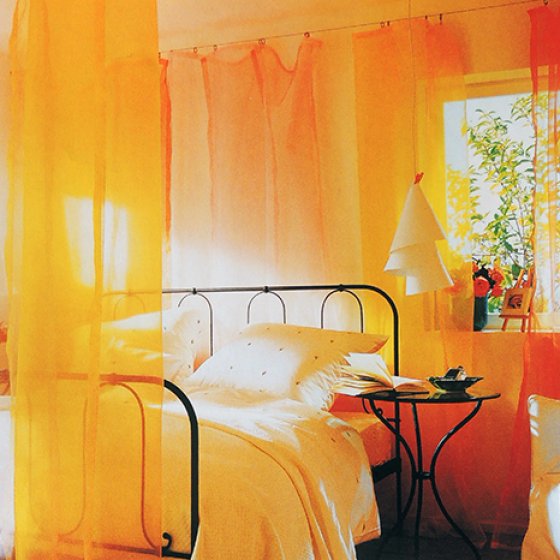 Желтый, оранжевый, сиреневый - романтичная спальня и как не устать от уборки