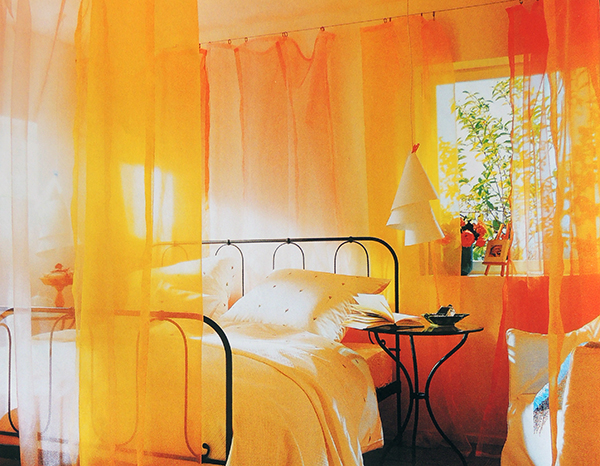 Желтый, оранжевый, сиреневый - романтичная спальня 