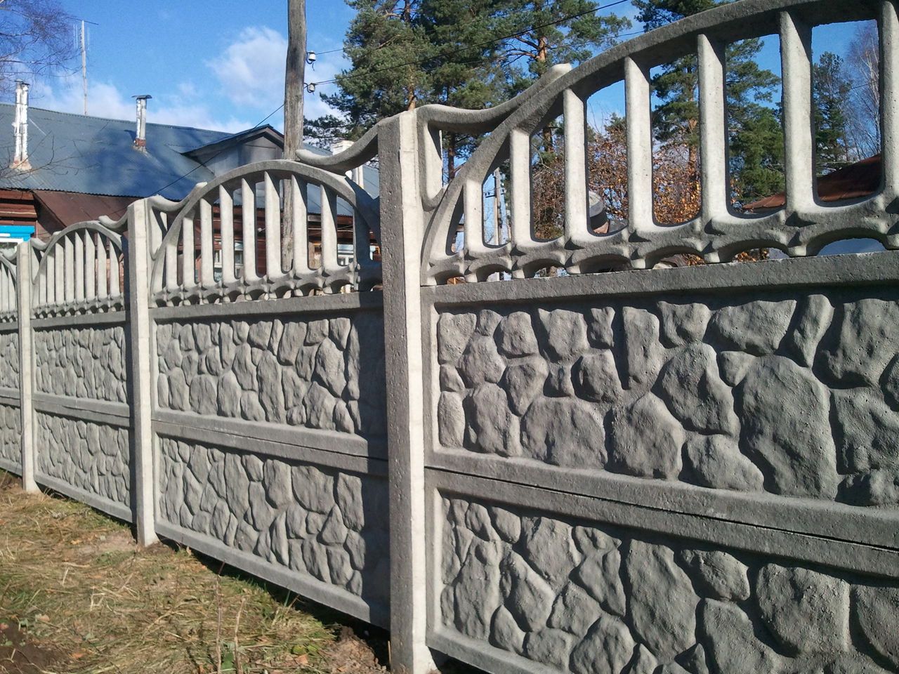 Как украсить бетонный забор рельефом