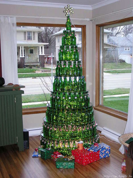 Новогодние елки из пивных бутылок 