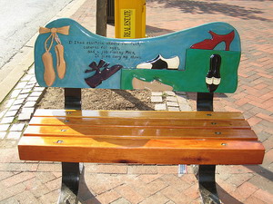 Парковые поэтические скамейки 