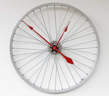 Часы из велосипедного колеса 